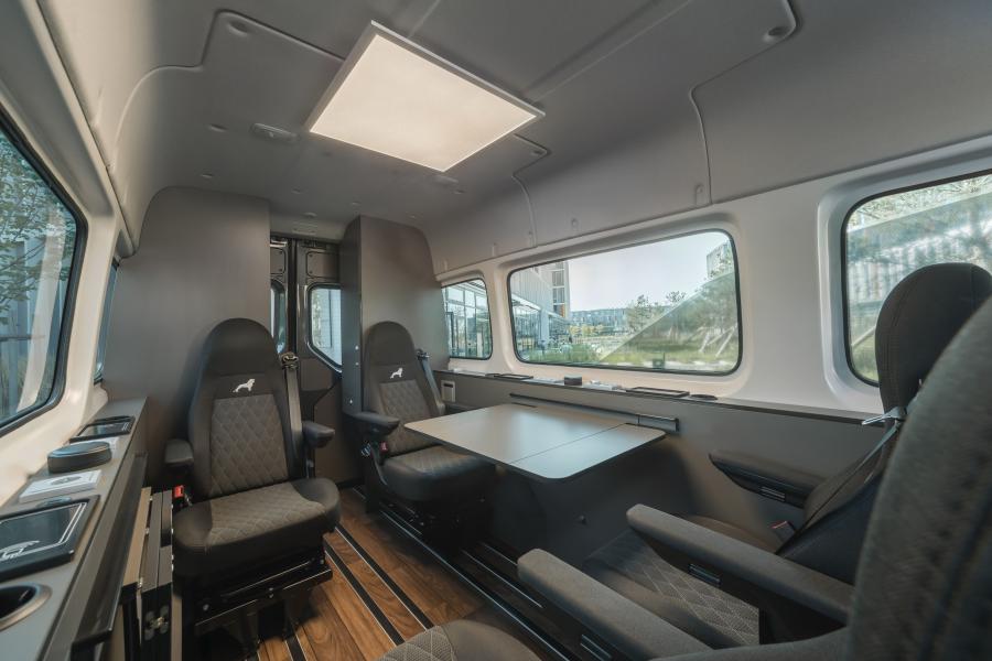 Интерьер MAN TGE 3.180 Kombi 2017 года  (фото 2 из 5)